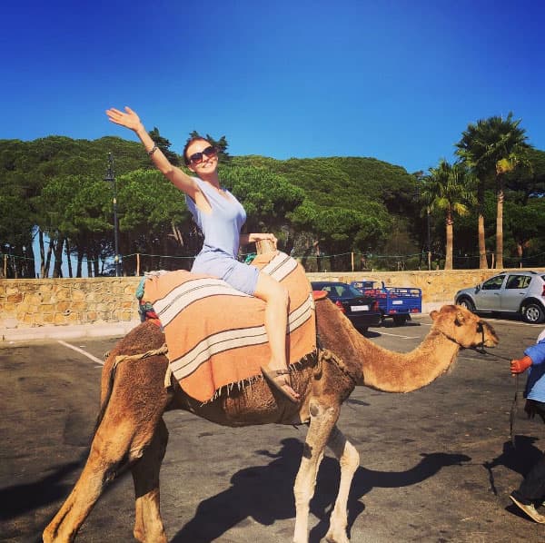 Se nota que Angelique disfrutó al montar al dromedario.