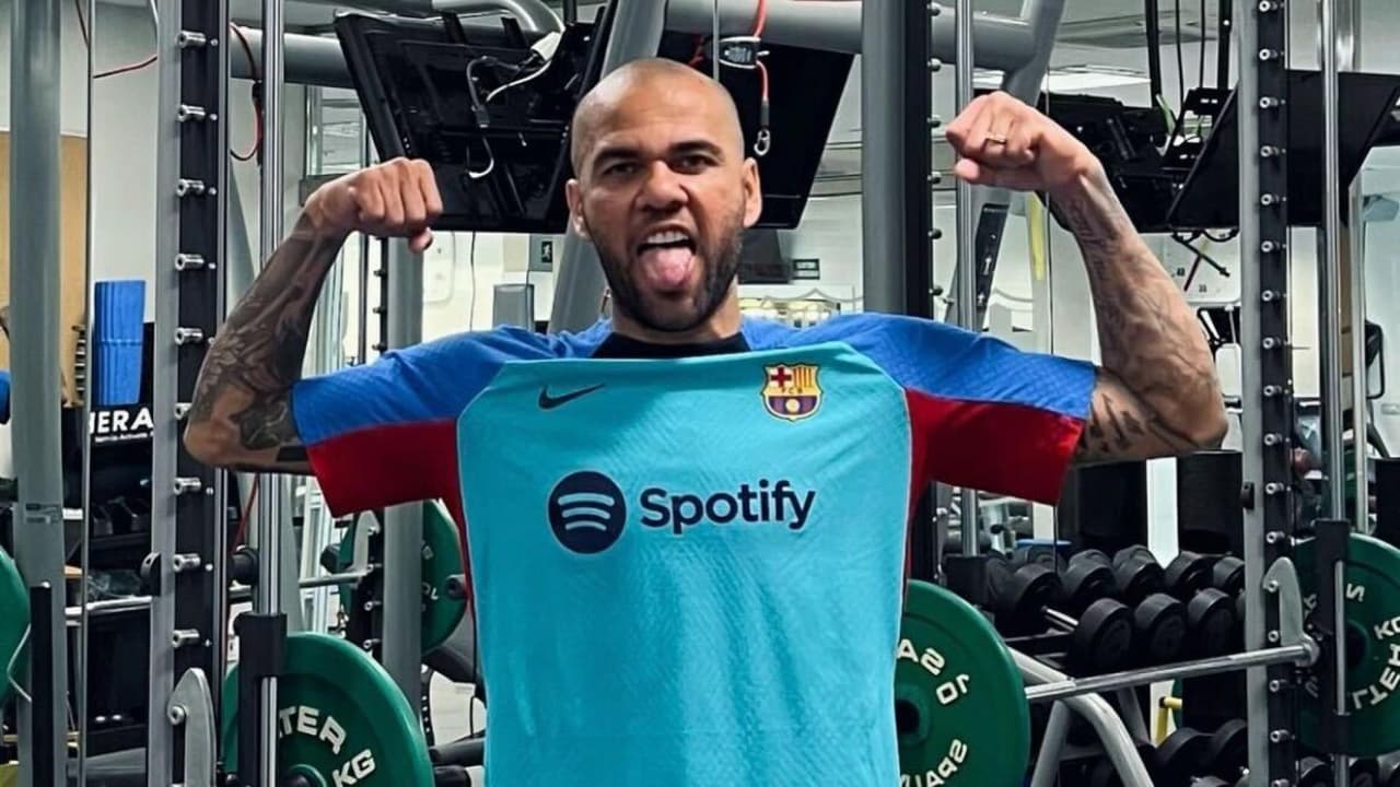 Dani Alves deja a Pumas para regresar al Barcelona y prepararse para Qatar 2022