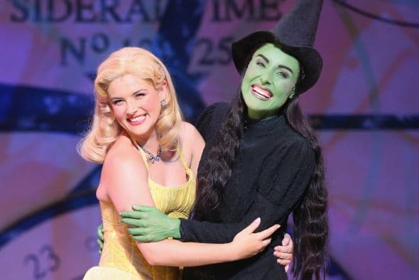 Debe ser especial para que no se deslave con el sudor o el rose y debes aplicarla en rostro, cuello y manos. Las cejas deben estar delineadas y más gruesas de lo que usas normalmente y en los labios puedes usar un tono metálico púrpura.