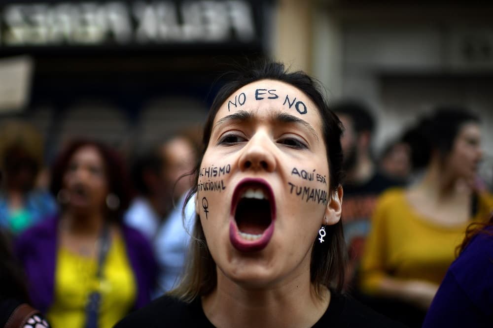 Indignación en España por fallo judicial en un caso de violencia sexual en los San Fermines