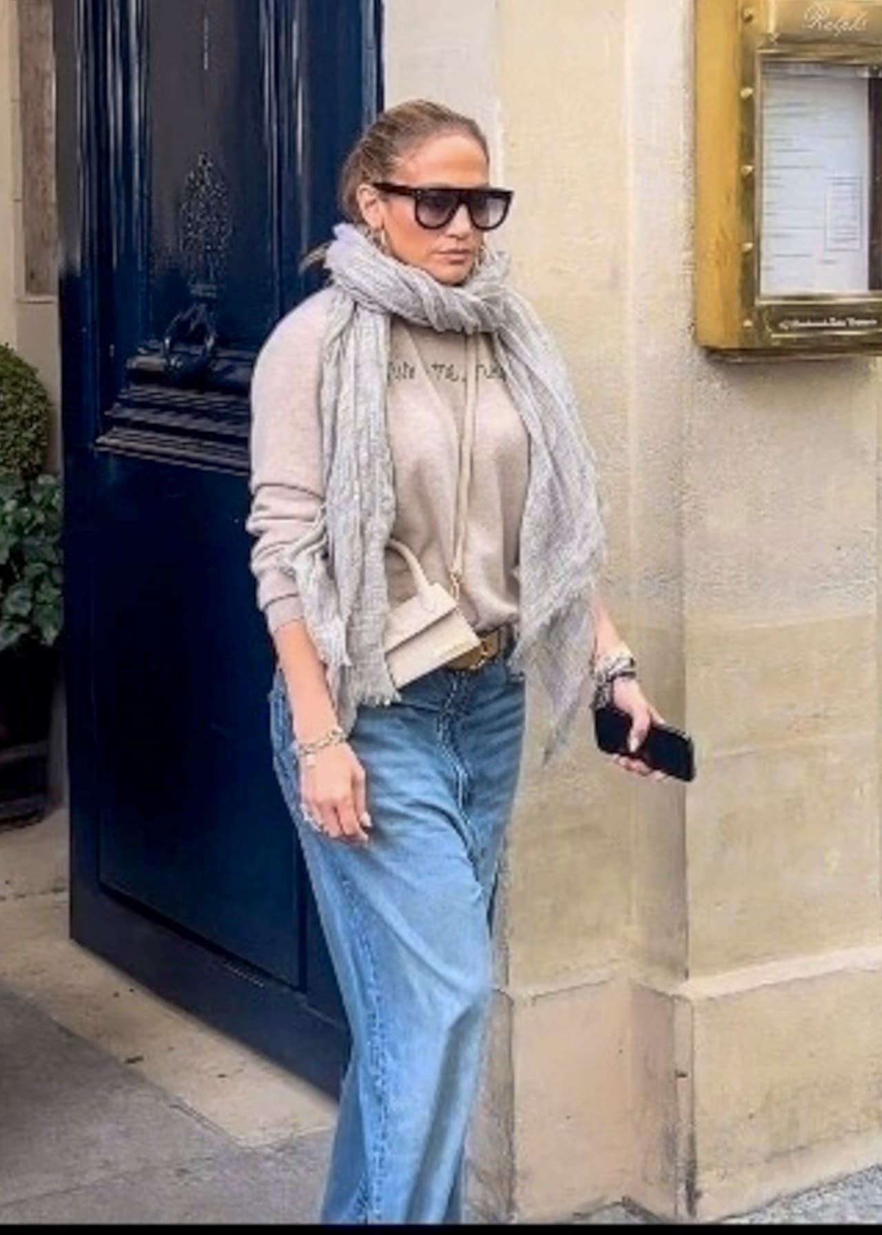 Jennifer Lopez deslumbró con su look casual en París