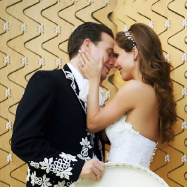 La primera pareja se trata de Anahí y el político Manuel Velasco Coello; su enlace matrimonial fue el 25 de abril.