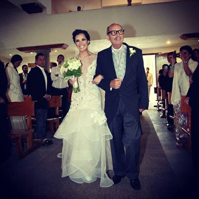 El papá de la actriz entregó a la novia muy orgulloso.