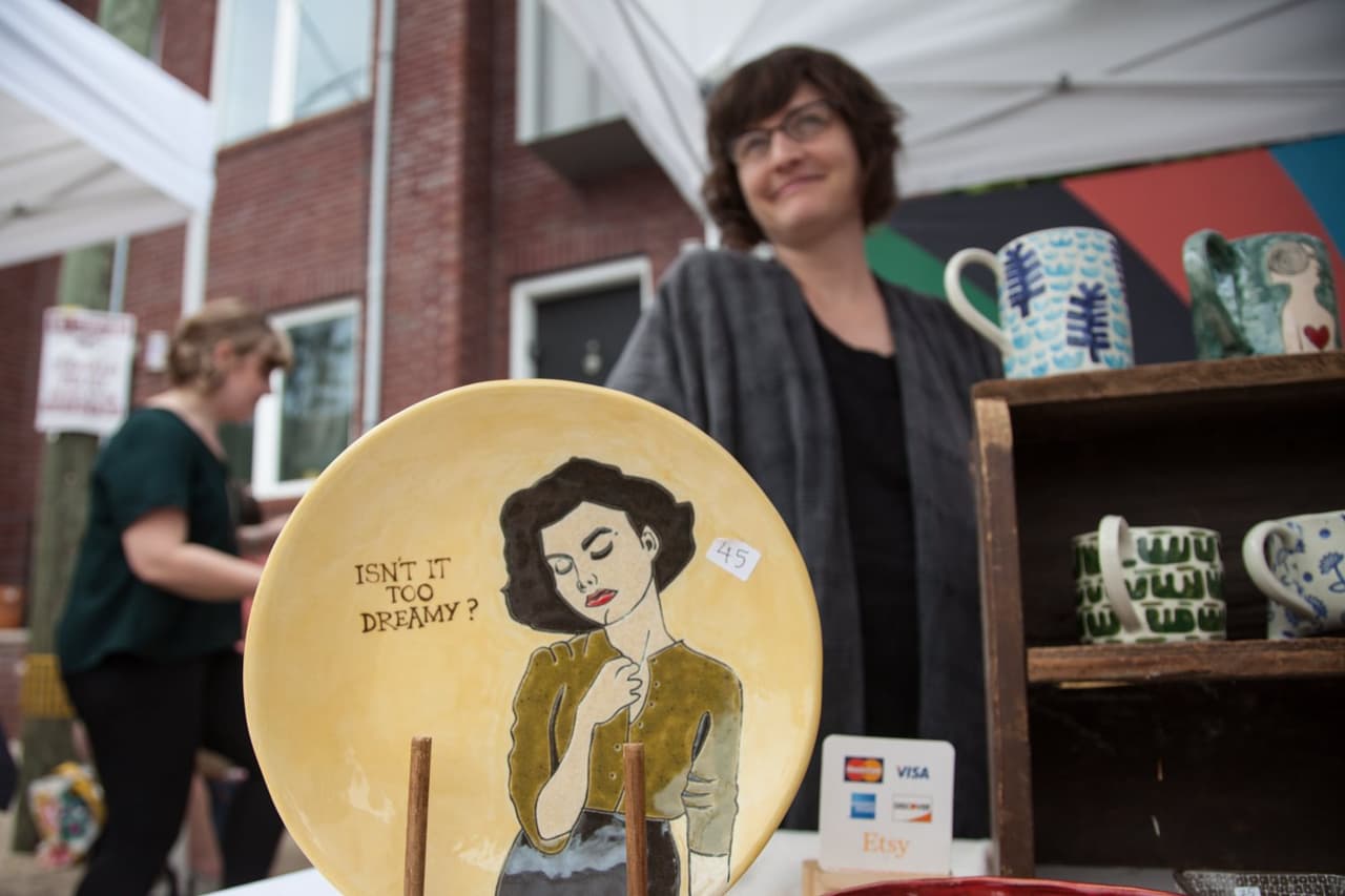 También podrás explorar los puestos de más de 100 artistas y vendedores locales que ofrecen y exhiben diversas artes y artesanías.