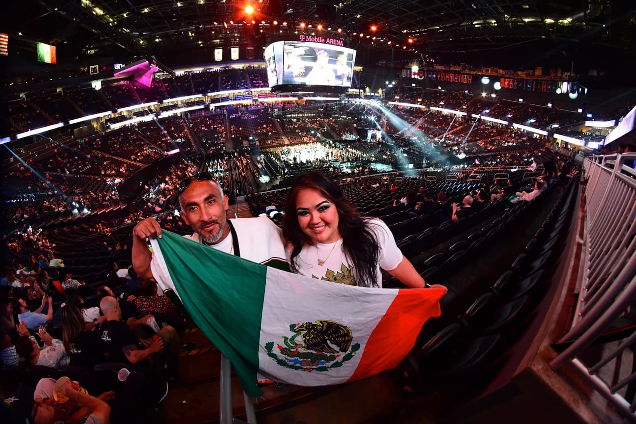 A menos de dos horas de que inicie el combate entre Canelo y Bivol, así se vive el ambiente afuera y dentro de la T-Mobile.