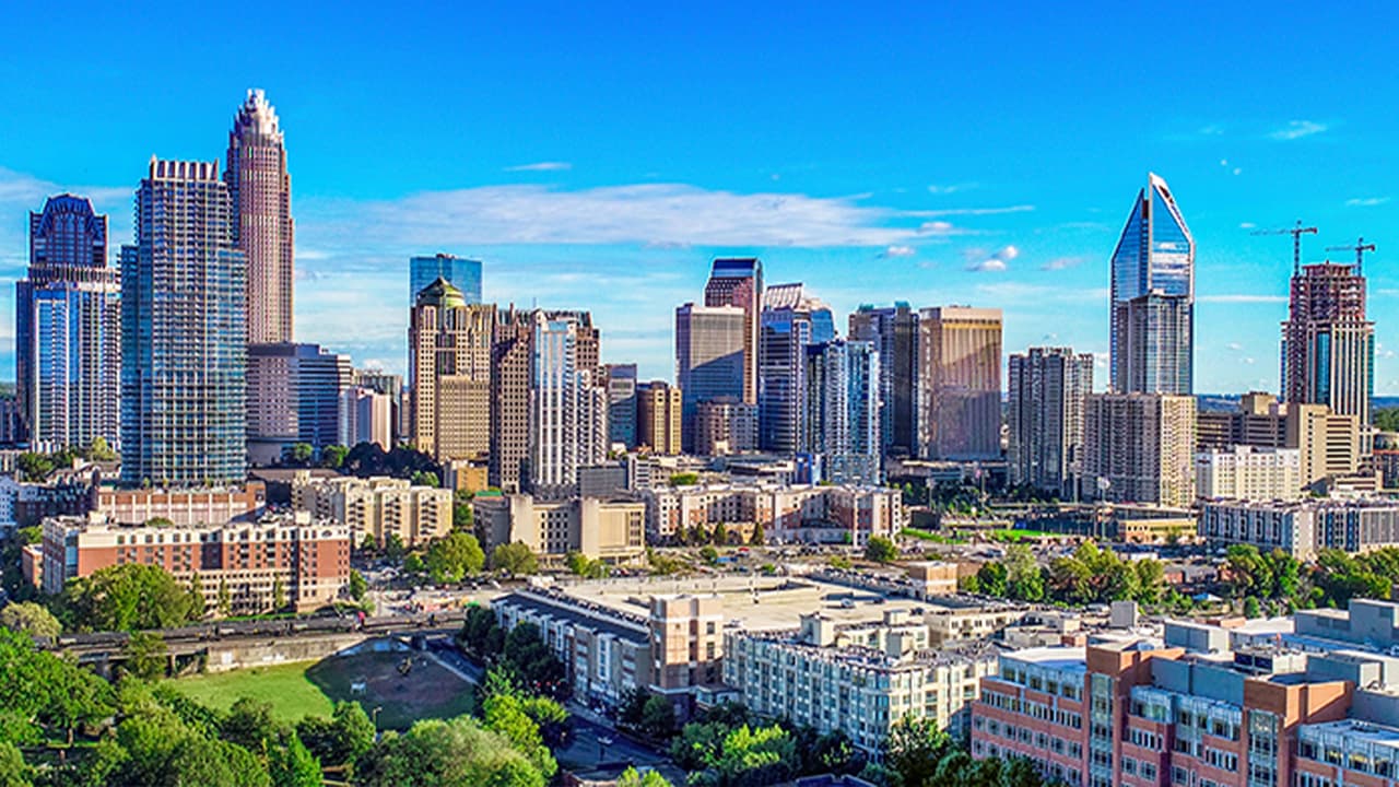 Charlotte, Carolina del Norte, ocupa el doceavo lugar como ciudad que continúa abriendo plazas de empleo en el sur de Estados Unidos.