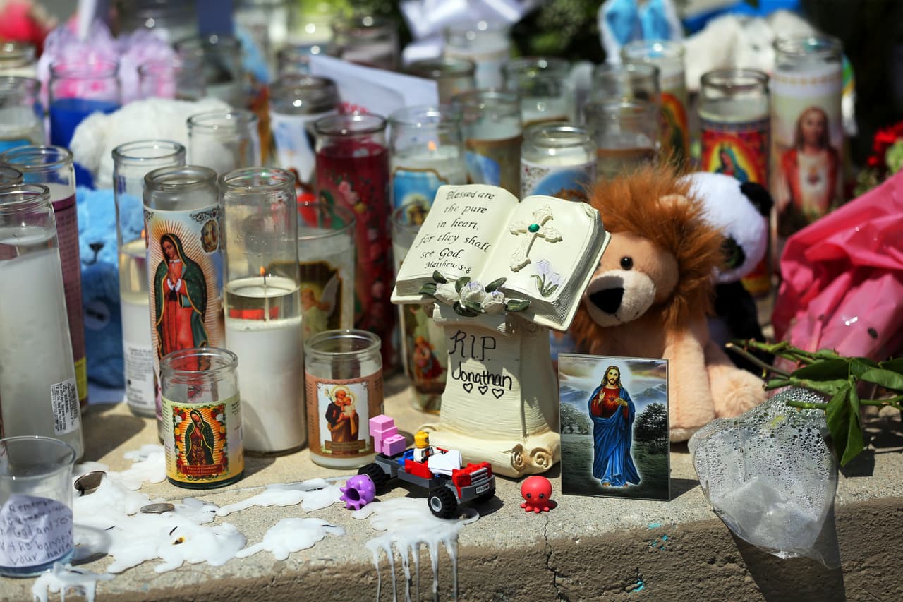 Velas, peluches, flores y mensajes de condolencia marcan los sitios donde se han llevado a cabo las vigilias en honor a los fallecidos.