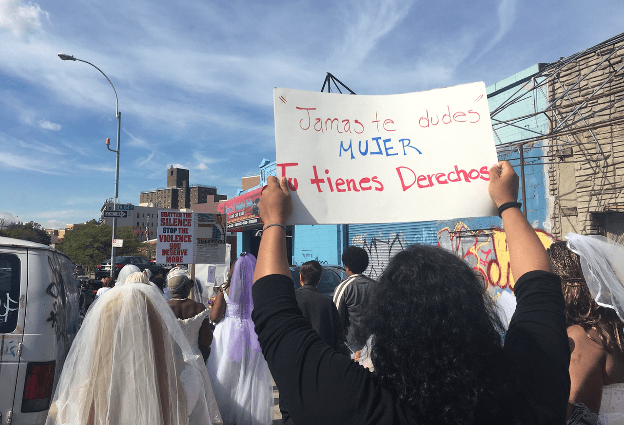 Los mensajes de alerta a la mujer en inglés y español fluyeron por las calles de Nueva York en carteles y consignas.