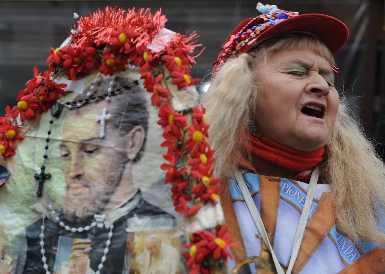 Cayetano dedicó así su vida entera no sólo a predicar la palabra del Señor, sino a desprenderse de todos sus bienes y asegurarse de dar lo que podía a los más necesitados, no sólo en el hospital, sino a donde iba. Otro mito de sus logros fue un encuentro que tuvo con una mujer en un hospital de Venecia.