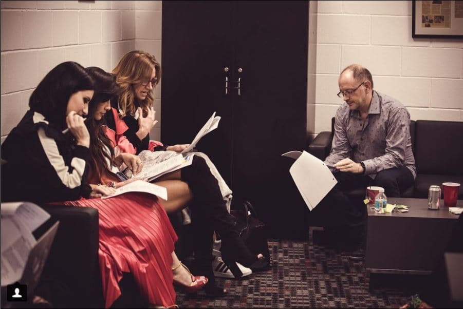 Desde los ensayos hasta el momento final de la celebración, el rojo estuvo presente en
<b><a href="https://www.univision.com/especiales/premio-lo-nuestro/lo-mejor-de-la-alfombra-magenta-de-premio-lo-nuestro-2018-fotos"> Premio Lo Nuestro 2018</a></b>.