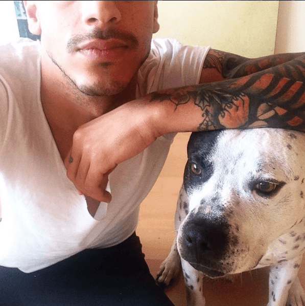 Aunque desconocemos el nombre de su fiel compañero, ellos dos son grandes amigos.