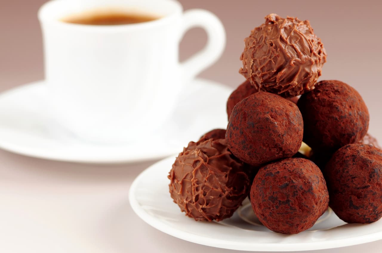 Trufas de chocolate y café. Para que solo te lleves una pequeña porción a tu boca, puedes preparar trufas de chocolate y café. Solo cuida que no se te conviertan en adicción.