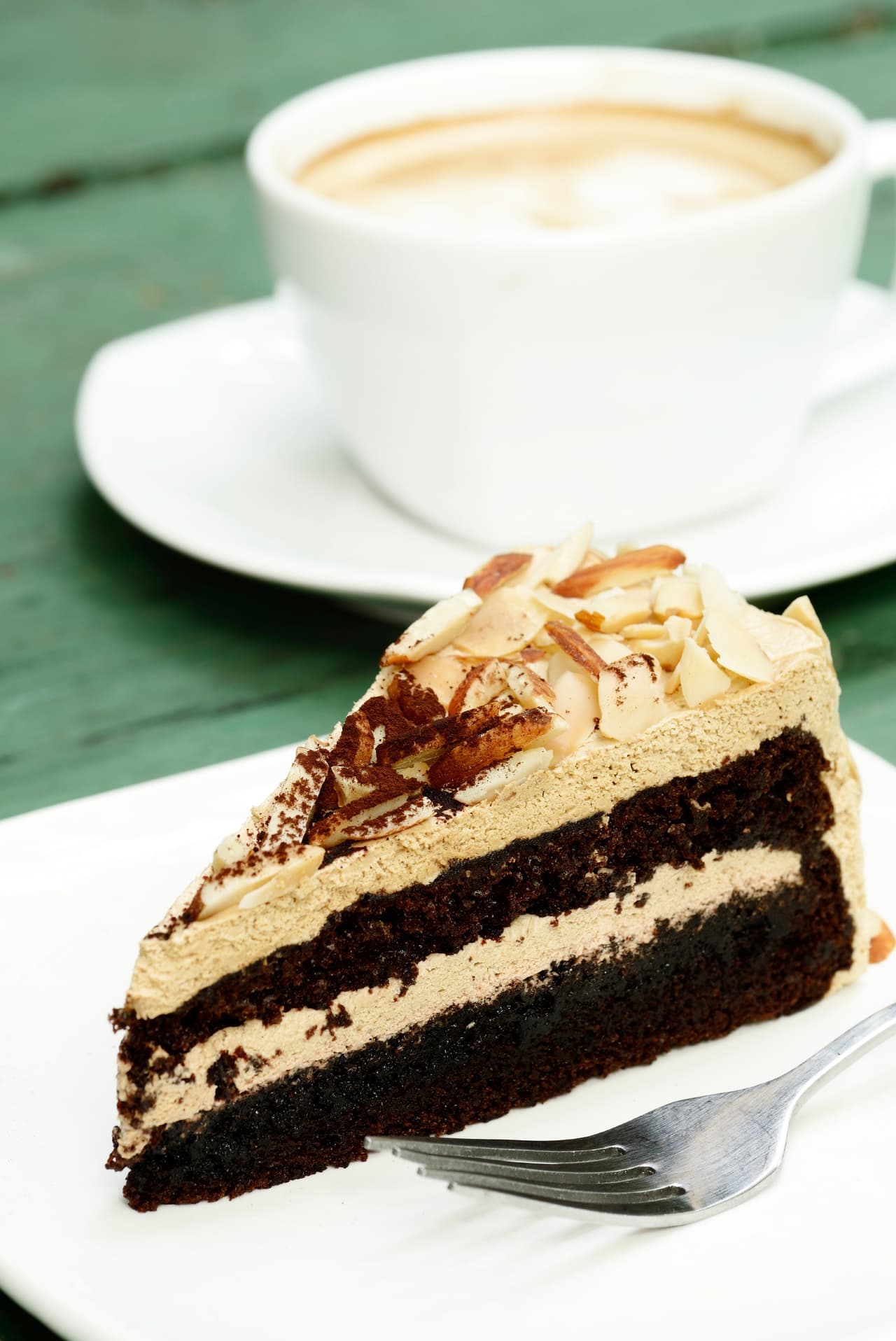Torta de moca con un toque de café. Cuando solo quieras comer un postre con un ligero toque de café, puedes optar con una torta de moca que va a predominar en su sabor. Además puedes agregarle como toque final avellanas; será una gran combinación de sabores.