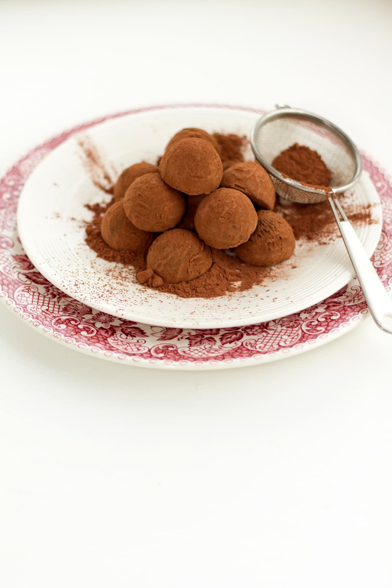 Para preparar esta receta necesitas chocolate, cacao en polvo, vainillas deshechas, crema de leche y cucharada de café.