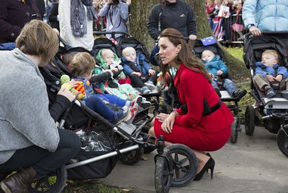 Modificaciones que van desde el largo de su falda, hasta lo alto de sus tacones. Más videos de Chismes aquí.