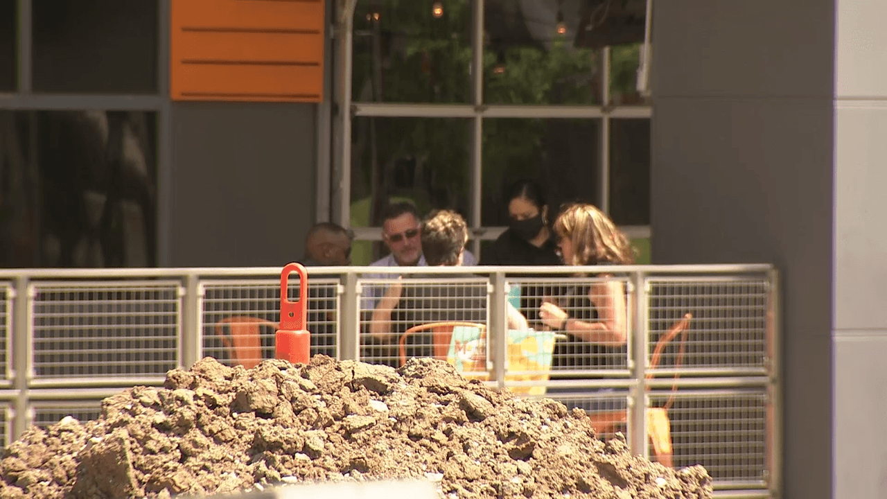 Varios negocios abrieron sus puertas este fin de semana bajo restricciones