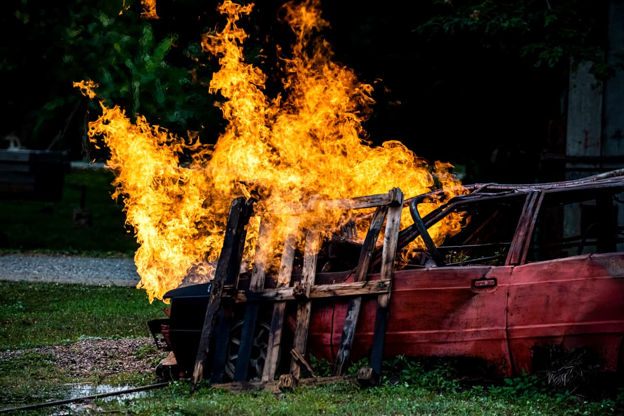 A continuación, puedes encontrar una lista con las causas más comunes de incendios vehiculares, consejos sencillos que te pueden ayudar a evitar este tipo de situaciones y pasos a seguir en caso de que te suceda.