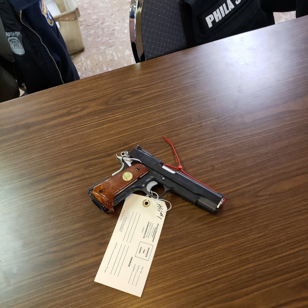 Esta pistola estaba en la habitación de un menor de edad.