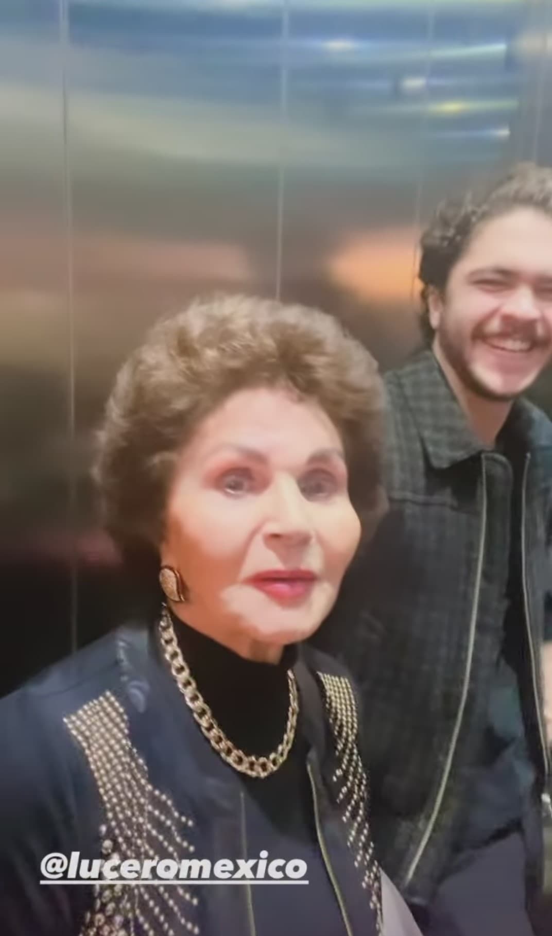 Lucero León, madre de Lucero, también saludó a la cámara junto a sus nietos y su hija.