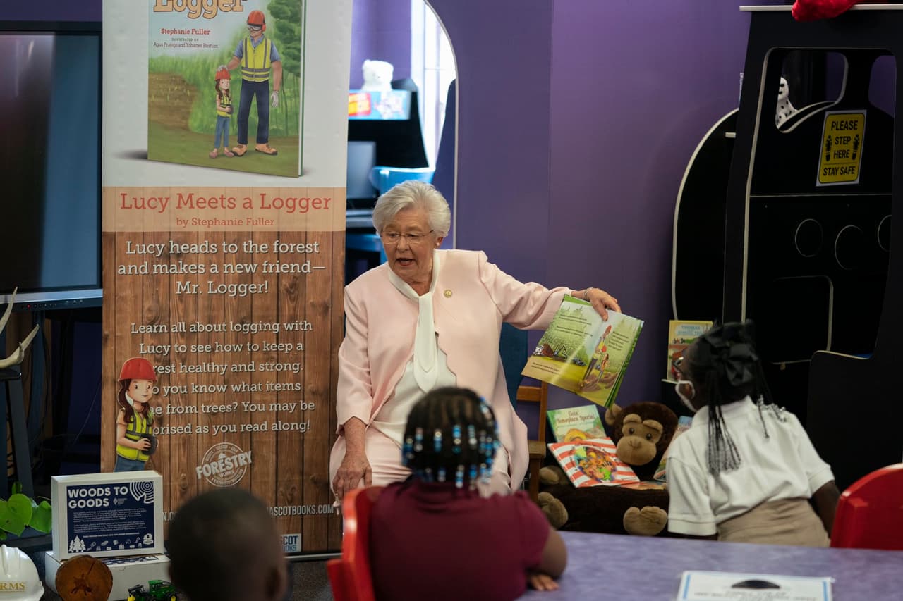 <b>Hay mujeres solo en el 18% de los despachos de gobernación </b>de Estados Unidos, mientras que las mujeres representan el 27% de los escaños en las cámaras del Capitolio y el 31% de los asientos en el poder legislativo estatal. 
<br>
<br>En la imagen, la republicana 
<b>Kay Ivey, la gobernadora de Alabama</b>, en una visita reciente a un centro escolar.