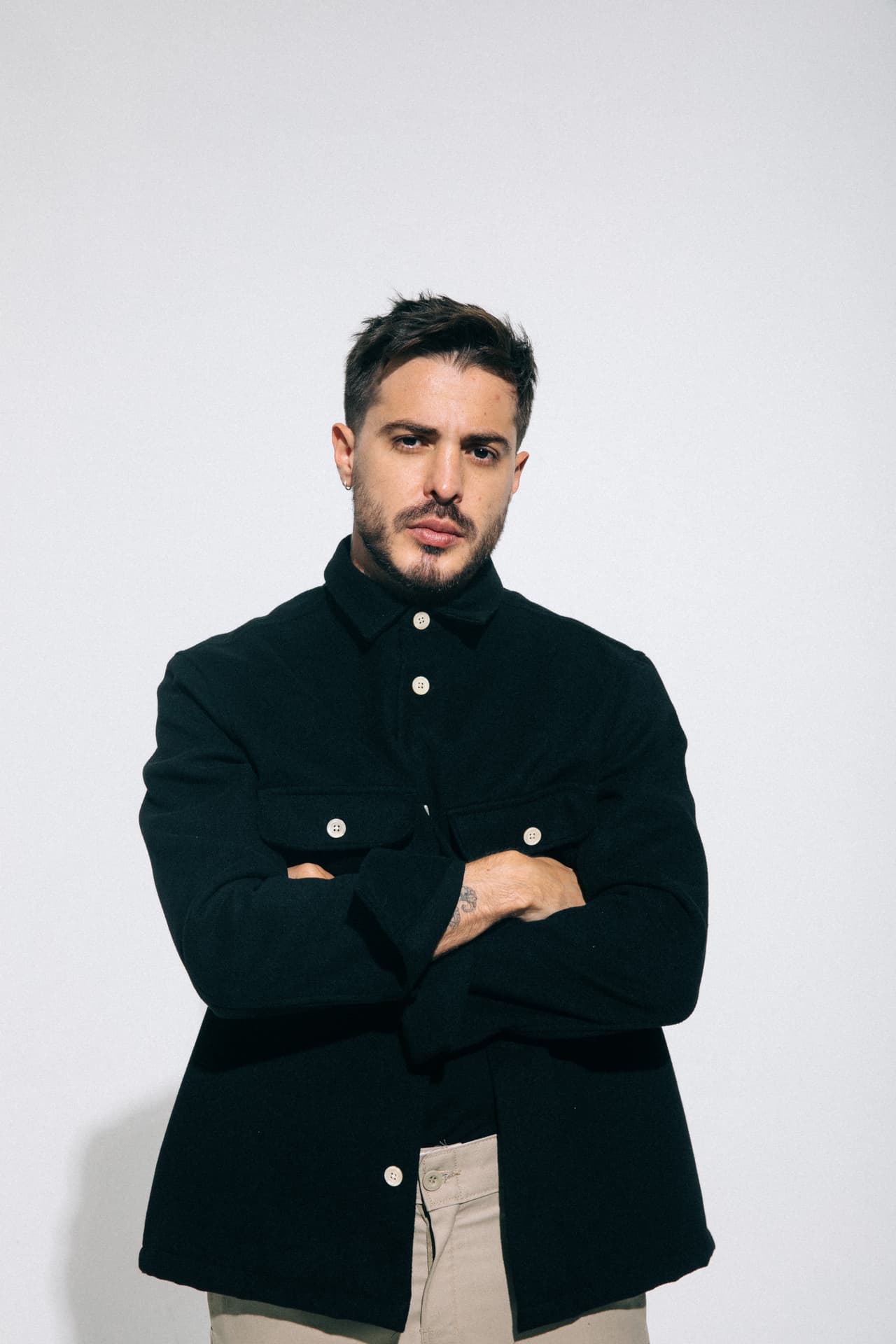 A Llane lo identificamos más como parte del grupo Piso 21, con quien estuvo de 2011 a 2019 cosechando grandes éxitos musicales como 'Puntos suspensivos', 'Me llamas', 'Te vi', entre muchos otros.