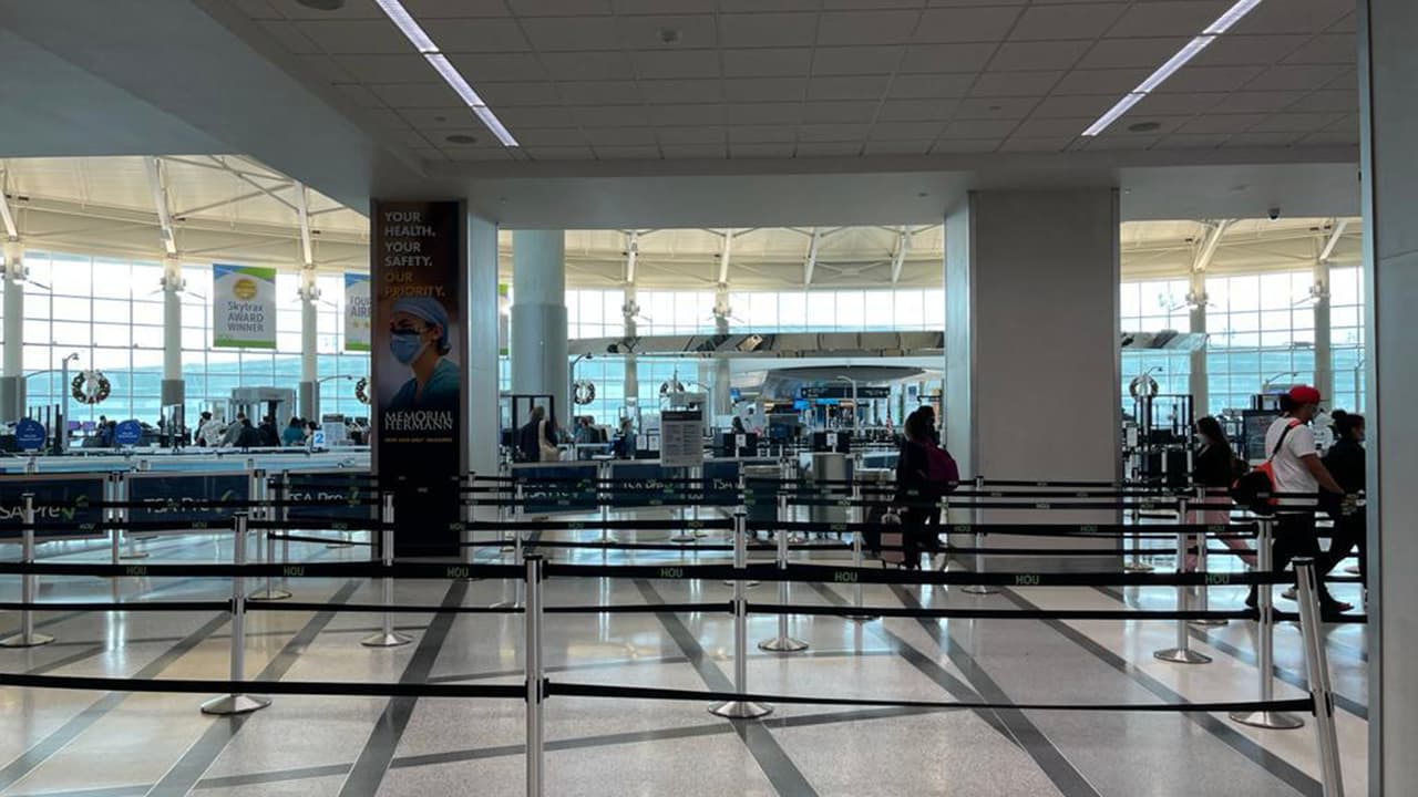 Desde el sistema de aeropuertos de Houston estiman que unos 800,000 pasajeros, lo que se traduce en la mitad del total que transitó en el 2019 en estas mismas fechas.