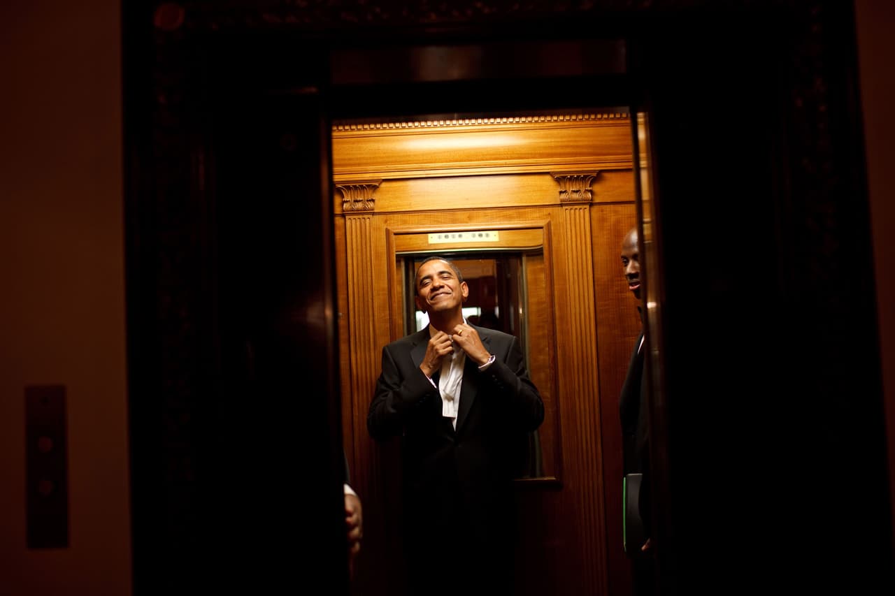 <b>EL último toque. </b>El presidente Barack Obama en el ascensor de la residencia privada en la Casa Blanca, 2009. Pete Souza también formó parte del equipo de fotografía de la Casa Blanca durante el segundo mandato de Ronald Reagan (1985-89).