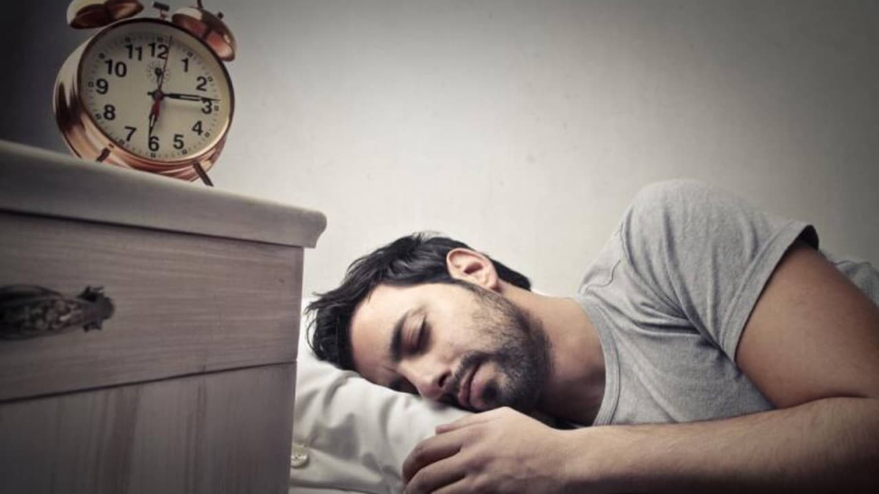 Los CDC recomiendan que el 
<b>sábado por la noche</b> previo al cambio, adelantes tu reloj una hora temprano. Luego ve a dormir a tu hora normal de acostarte.