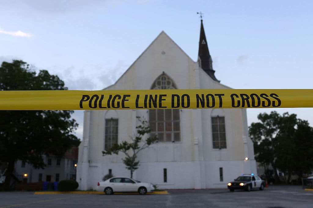 <b>5. Tiroteo en una iglesia metodista en Charleston, Carolina del Sur, </b>17 de junio de 2015. 9 muertos, incluida la pastora de la iglesia. Esta era una de las más viejas iglesias negras de Estados Unidos. Se trató de un tiroteo racista, en el que un supremacista blanco ingresó a la iglesia metodista Emanuel African con una pistola Glock calibe .45 en un bolso lleno de balas. Estuvo sentado entre 15 y 20 minutos en una de las mesas en donde estaba reunido un grupo que estudiaba la Biblia. De pronto, sacó el arma y disparó contra ellos. El hombre, de apenas 22 años, fue capturado por la policía y 
<a href="https://www.univision.com/noticias/tiroteos/dylann-roof-autor-de-la-masacre-en-la-iglesia-afroamericana-de-charleston-es-sentenciado-a-muerte">posteriormente condenado a muerte</a>.