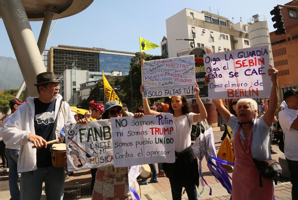 "No somos Putin ni somos Trump, somos pueblo unido contra el opresor", dice un letrero haciendo alusión al apoyo internacional al presidente interino Guaidó.