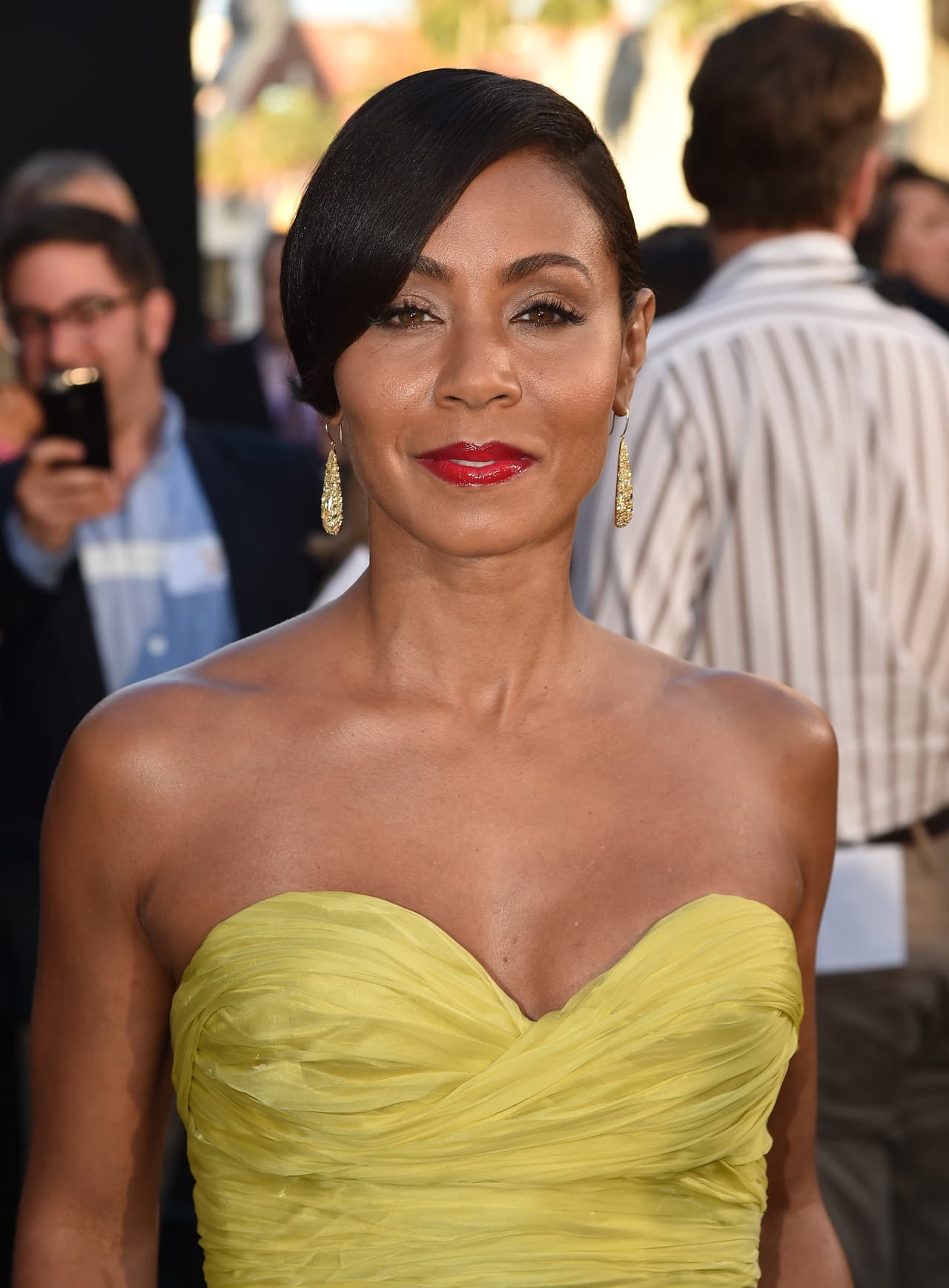 Jada, hermosa en amarillo