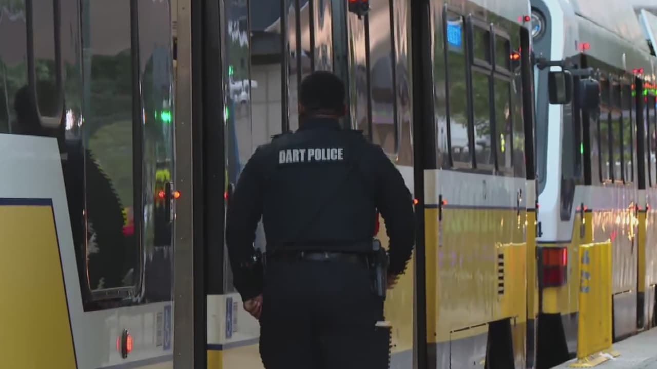 <h3 class="cms-H3-H3">En video </h3>Un hombre abrió fuego dentro de un tren de DART en el centro de Dallas. Pasajeros corrieron para ponerse a salvo mientras la policía y los paramédicos respondían. Horas después, el servicio fue restablecido.