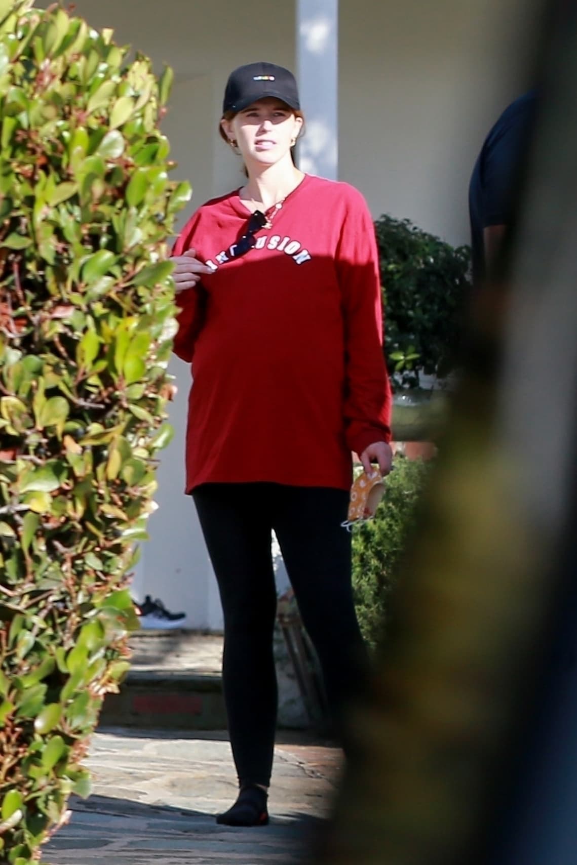 La fuente aseguró que la nueva mamá 
<b><a href="https://www.univision.com/famosos/estas-4-famosas-de-hollywood-presumen-su-embarazo-por-las-calles-de-los-angeles-fotos" target="_blank">estaba "abrumada"</a></b> ante la llegada de su hija. 
<br>