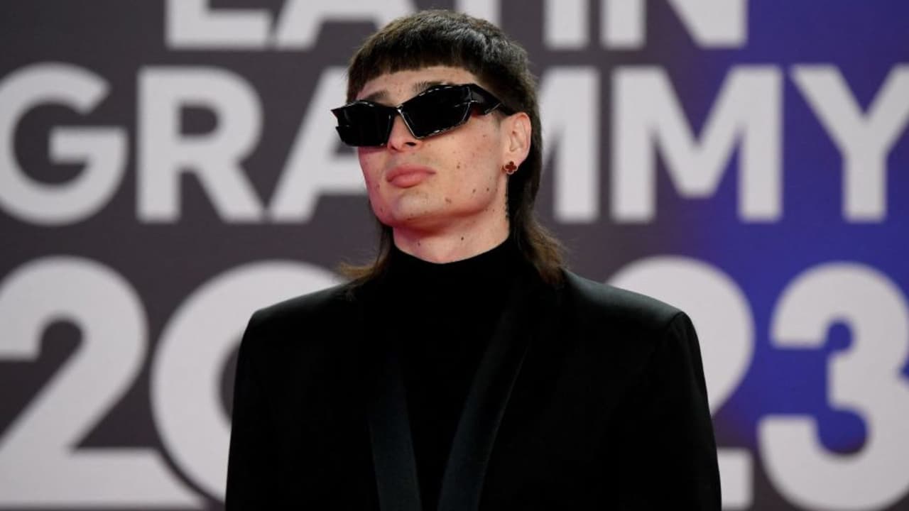 Peso Pluma estaría luchando contra sus adicciones en clínica ubicada en Jalisco.