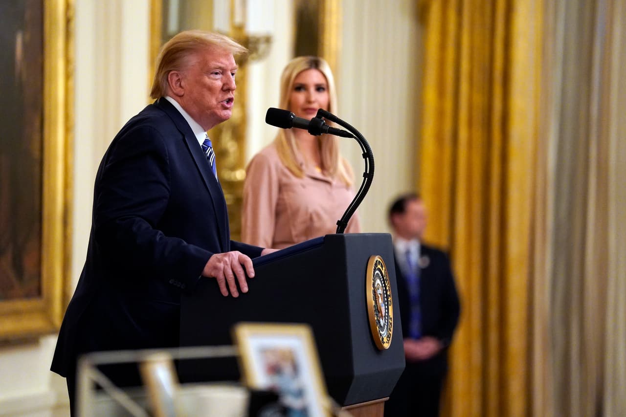 El presidente Donald Trump habla durante un evento en la Casa Blanca acompañado de su hija y asesora Ivanka.