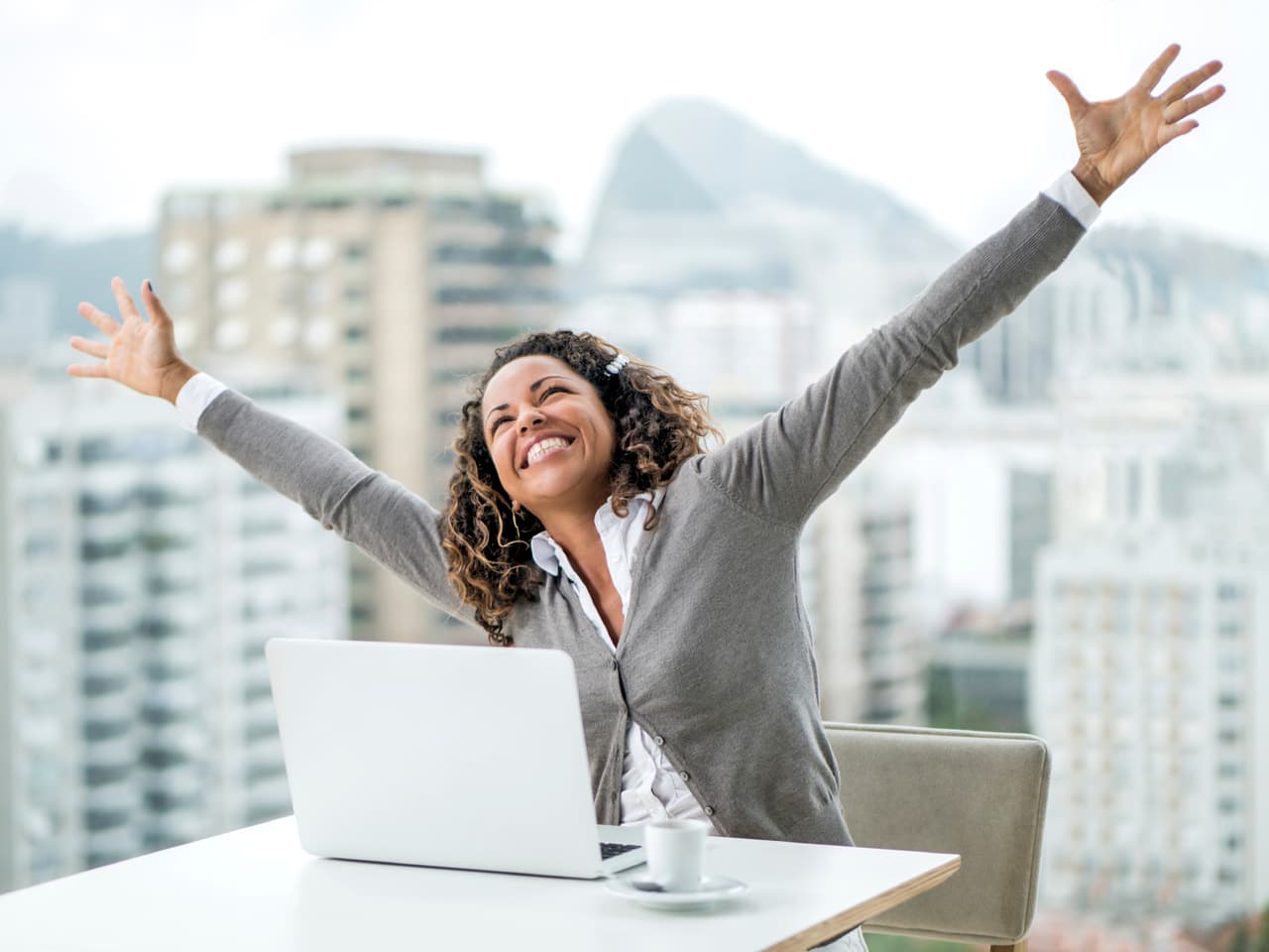 9. Trabajar de forma independiente. Aunque mucho se concreta en equipo, algunos proyectos requieren disciplina y la capacidad de desempeñarse autónomamente, por ciertos períodos de tiempo