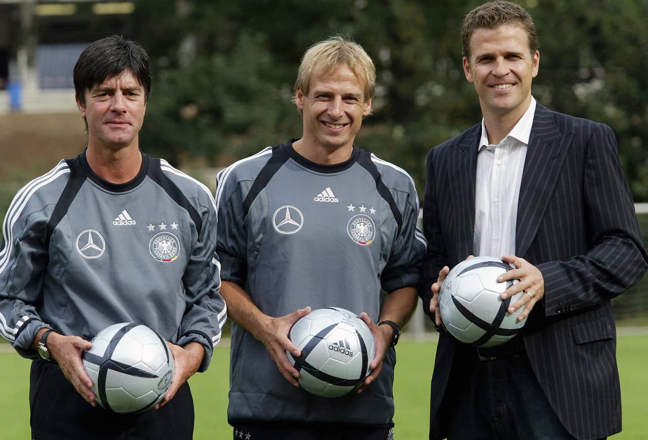 La federación alemana apostó por Jürgen Klinsmann. Y también por un absoluto desconocido llamado Joachim Löw. El director deportivo (quien sigue ahí actualmente) era Oliver Bierhoff.