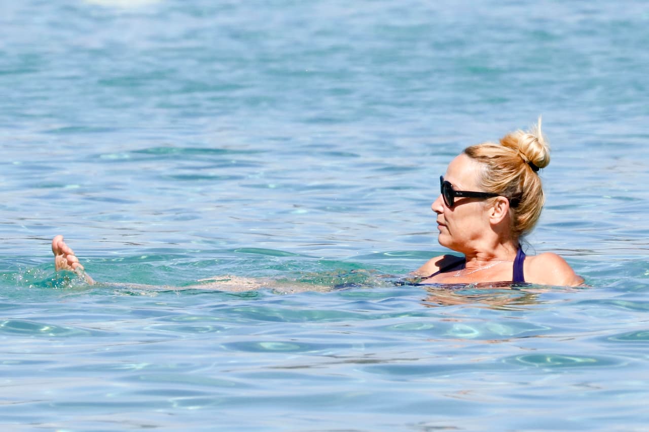 Hall continuó disfrutando solita de su rato en el mar.