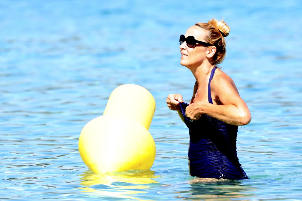 Se acomodó el traje y tomaba el Sol.