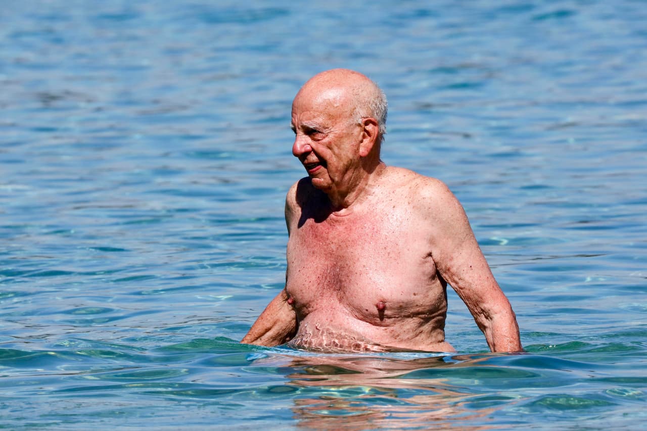 Pero se le pasó el mal rato a Murdoch y le sonreía a Jerry.