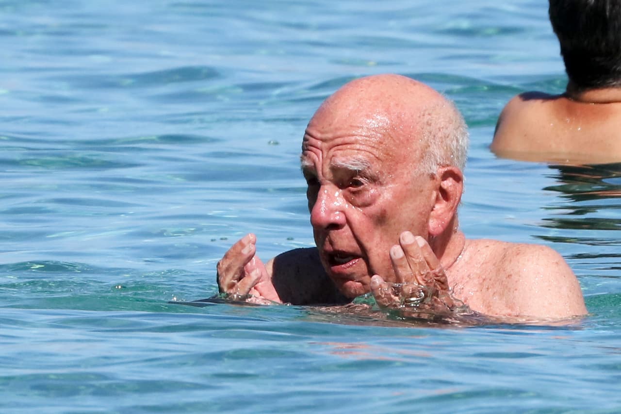 Murdoch al parecer no se la estaba pasando tan bien que digamos.