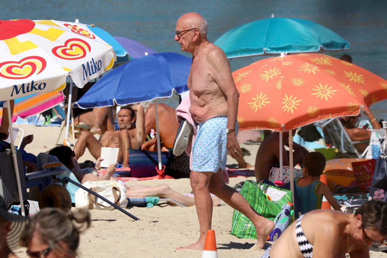 Así luce el magnate con su traje de baño azul.