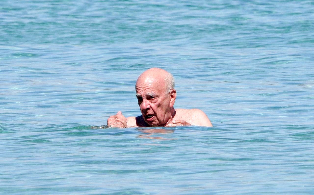 Pobrecillo, tal vez prefiere estar en la piscina.