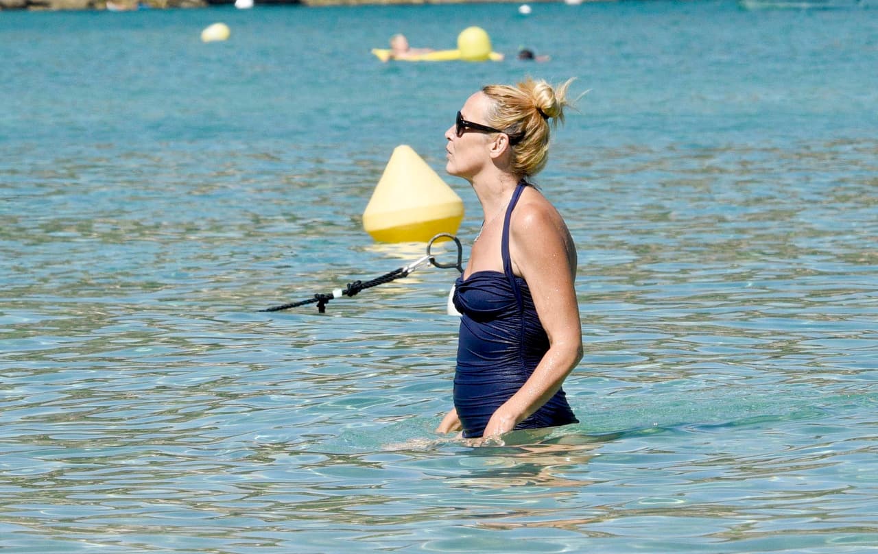 Disfrutando del buen clima, se alejó un poco de su amor.