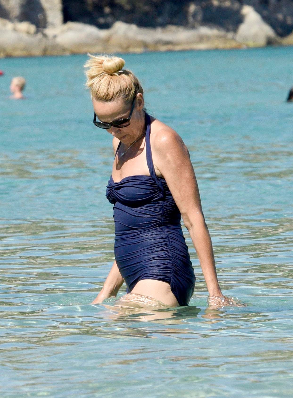 Y la ex de Mick Jagger optó por un traje de baño azul marino.