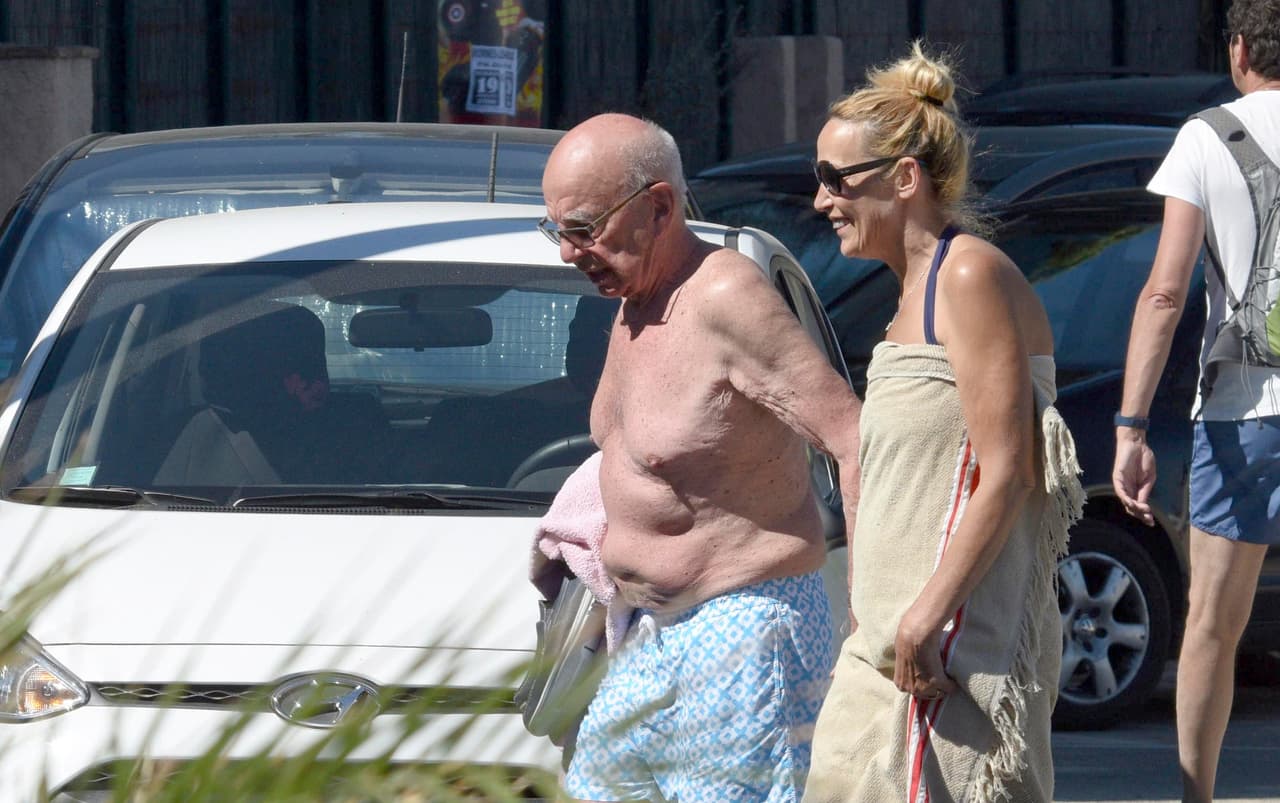 Y el billonario de 85 años y la ex modelo pasearon su amor en la playa.