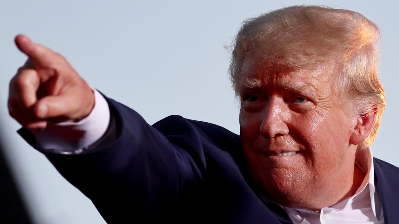 En un minuto: Empleado de Trump dice que el expresidente le ordenó mover cajas con documentos