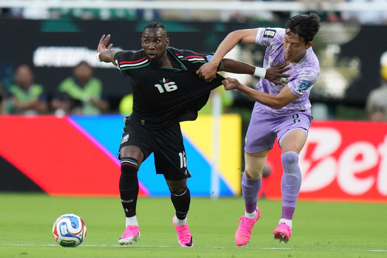 El mexicano Julián Quiñones (16) disputa el balón con el surcoreano Lee Han-beom (2) durante el partido de fútbol del Grupo A de la Copa del Mundo entre México y Corea del Sur en Zapopan, cerca de Guadalajara.