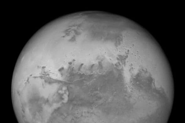 Esta visión de Marte lanzada 27 de agosto 2003, de la nueva cámara avanzada del telescopio espacial Hubble, ofrece la vista más aguda del planeta rojo jamás alcanzable.