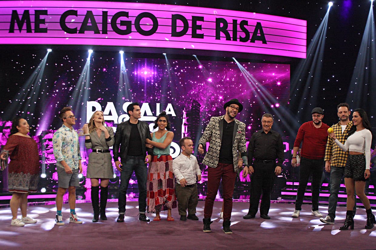 Ahora todos jugarían 'Pasa la bola'. Mela aprovechó para quedar pegadita a David. De hecho, a lo largo del show pudimos ver cómo no se despegaba de él en un solo momento.